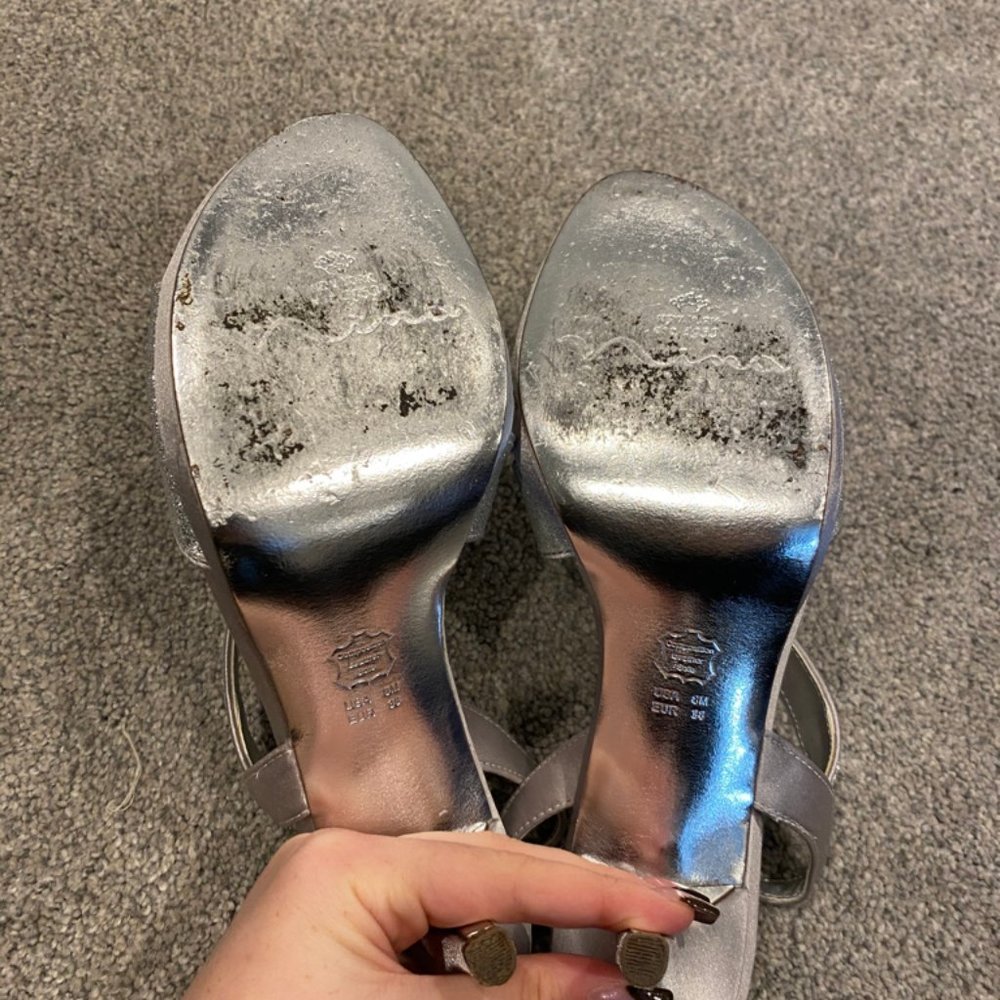 Silver Heel - Picture 3 of 3